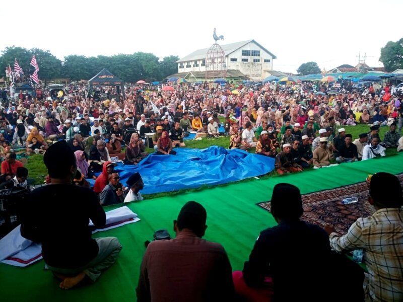 Ribuan warga Kangean saat mengikuti istighasah penolakan terhadap aktivitas eksploitasi migas di alun-alun Arjasa, Kangean. (ISTIMEWA)