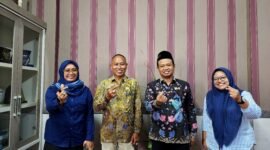 Dari Kiri: Direktur Klik Madura Sari Purwati, Kepala Disdikbud Pamekasan Akhmad Basri Yulianto, Kabid Pembinaan SD, Disdikbud Pamekasan Taufik Hidayat dan Jurnalis Klik Madura, Lailiyatun Nuriyah usai rapat koordinasi. (DOK. KLIKMADURA)