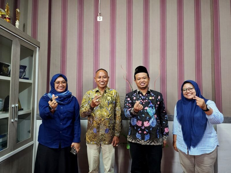 Dari Kiri: Direktur Klik Madura Sari Purwati, Kepala Disdikbud Pamekasan Akhmad Basri Yulianto, Kabid Pembinaan SD, Disdikbud Pamekasan Taufik Hidayat dan Jurnalis Klik Madura, Lailiyatun Nuriyah usai rapat koordinasi. (DOK. KLIKMADURA)