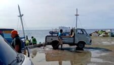 Sejumlah warga beraktivitas di Pelabuhan Sepudi, Kabupaten Sumenep. (DOK. KLIKMADURA)