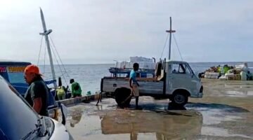 Sejumlah warga beraktivitas di Pelabuhan Sepudi, Kabupaten Sumenep. (DOK. KLIKMADURA)