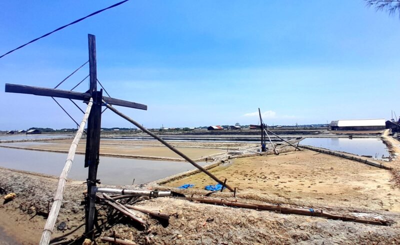Lahan garam di Kecamatan Pademawu, Kabupaten Pamekasan. (MOH. IQBALUL KHAVEI MZ / KLIKMADURA)