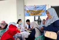 Sejumlah nakes UPT Puskesmas Pademawu saat mengelar pengecekan kesehatan gratis untuk warga sekitar dan guru. (ISTIMEWA)