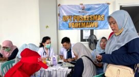 Sejumlah nakes UPT Puskesmas Pademawu saat mengelar pengecekan kesehatan gratis untuk warga sekitar dan guru. (ISTIMEWA)