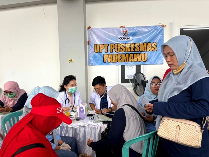 Sejumlah nakes UPT Puskesmas Pademawu saat mengelar pengecekan kesehatan gratis untuk warga sekitar dan guru. (ISTIMEWA)