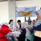Sejumlah nakes UPT Puskesmas Pademawu saat mengelar pengecekan kesehatan gratis untuk warga sekitar dan guru. (ISTIMEWA)