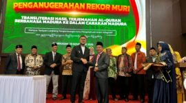 Rektor UIN Madura Dr. Saiful Hadi saat menerima penghargaan rekor MURI. (MOH. IQBALUL KHAVEI MZ / KLIKMADURA)