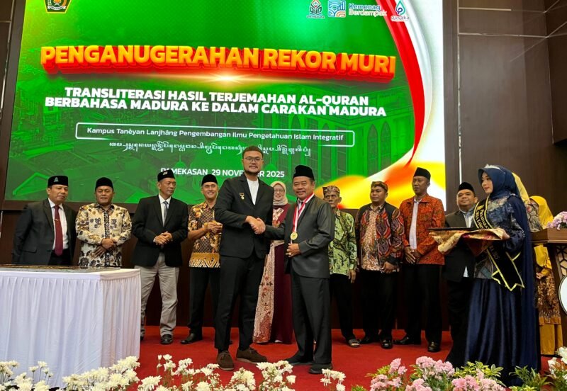 Rektor UIN Madura Dr. Saiful Hadi saat menerima penghargaan rekor MURI. (MOH. IQBALUL KHAVEI MZ / KLIKMADURA)