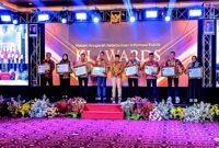 Bupati Pamekasan Dr. KH. Kholilurrahman (tiga kanan) foto bersama para peraih KI Award Provinsi Jawa Timur tahun 2025.