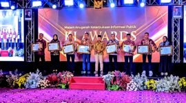 Bupati Pamekasan Dr. KH. Kholilurrahman (tiga kanan) foto bersama para peraih KI Award Provinsi Jawa Timur tahun 2025.