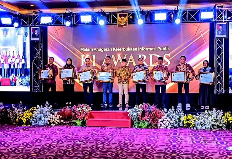 Bupati Pamekasan Dr. KH. Kholilurrahman (tiga kanan) foto bersama para peraih KI Award Provinsi Jawa Timur tahun 2025.