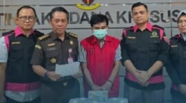 Kejati Jatim saat konfrensi pers terkait penetapan tersangka Kabid PKP Dinas Perumahan Rakyat dan Kawasan Permukiman (DPRKP) Sumenep kasus dugaan korupsi BSPS. (ISTIMEWA)