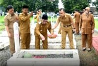 Wabup Sumenep KH. Imam Hasyim saat tabur bunga di TMP Sumenep. (KLIKMADURA)