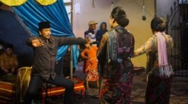 Pertunjukan kesenian Sandur di Bangkalan, Madura. (Sumber Foto: Vice.com)