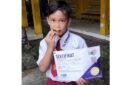 Raihan Khalid Alghifari, siswa SDI Plus Nurul Hikmah Pamekasan menunjukkan sertifikat dan medali emas. (DOK. KLIKMADURA)