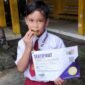 Raihan Khalid Alghifari, siswa SDI Plus Nurul Hikmah Pamekasan menunjukkan sertifikat dan medali emas. (DOK. KLIKMADURA)