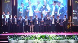 Penulis dan editor buku Pamekasan Mencari Identitas saat peluncuran buku di Ballroom Azana Style Pamekasan. (DOK. KLIKMADURA)