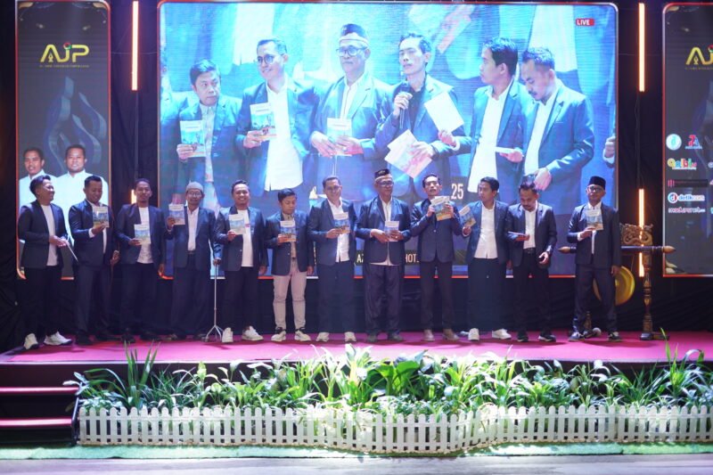 Penulis dan editor buku Pamekasan Mencari Identitas saat peluncuran buku di Ballroom Azana Style Pamekasan. (DOK. KLIKMADURA)