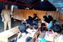 Siswa-siswi SDN Tamberu 2 Kecamatan Batumarmar, Pamekasan tetap semangat mengikuti kegiatan pembelajaran di bawah tenda dadurat. (DOK. KLIKMADURA)