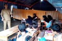 Siswa-siswi SDN Tamberu 2 Kecamatan Batumarmar, Pamekasan tetap semangat mengikuti kegiatan pembelajaran di bawah tenda dadurat. (DOK. KLIKMADURA)
