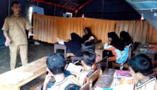 Siswa-siswi SDN Tamberu 2 Kecamatan Batumarmar, Pamekasan tetap semangat mengikuti kegiatan pembelajaran di bawah tenda dadurat. (DOK. KLIKMADURA)
