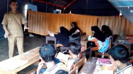 Siswa-siswi SDN Tamberu 2 Kecamatan Batumarmar, Pamekasan tetap semangat mengikuti kegiatan pembelajaran di bawah tenda dadurat. (DOK. KLIKMADURA)