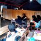 Siswa-siswi SDN Tamberu 2 Kecamatan Batumarmar, Pamekasan tetap semangat mengikuti kegiatan pembelajaran di bawah tenda dadurat. (DOK. KLIKMADURA)