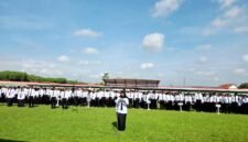 Ribuan tenaga honorer mengikuti upacara penyerahan SK PPPK Paruh Waktu di Gedung Olah Raga (GOR) A. Yani Panglegur, Sumenep. (DOK. KLIKMADURA)