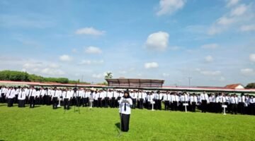 Ribuan tenaga honorer mengikuti upacara penyerahan SK PPPK Paruh Waktu di Gedung Olah Raga (GOR) A. Yani Panglegur, Sumenep. (DOK. KLIKMADURA)