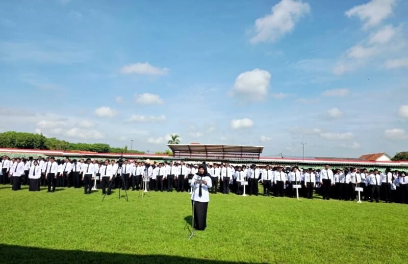 Ribuan tenaga honorer mengikuti upacara penyerahan SK PPPK Paruh Waktu di Gedung Olah Raga (GOR) A. Yani Panglegur, Sumenep. (DOK. KLIKMADURA)