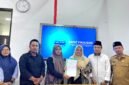 Ketum Tim Juri, Prof. Dr. Umi Supraptiningsih S.H., M.Hum menyerahkan hasil penilaian kepsek visioner kepada Direktur Klik Madura Sari Purwati di Kantor Disdikbud Pamekasan. (DOK. KLIKMADURA)