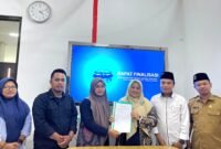 Ketum Tim Juri, Prof. Dr. Umi Supraptiningsih S.H., M.Hum menyerahkan hasil penilaian kepsek visioner kepada Direktur Klik Madura Sari Purwati di Kantor Disdikbud Pamekasan. (DOK. KLIKMADURA)