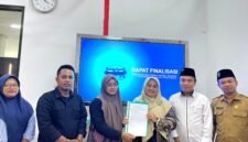Ketum Tim Juri, Prof. Dr. Umi Supraptiningsih S.H., M.Hum menyerahkan hasil penilaian kepsek visioner kepada Direktur Klik Madura Sari Purwati di Kantor Disdikbud Pamekasan. (DOK. KLIKMADURA)