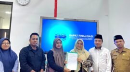 Ketum Tim Juri, Prof. Dr. Umi Supraptiningsih S.H., M.Hum menyerahkan hasil penilaian kepsek visioner kepada Direktur Klik Madura Sari Purwati di Kantor Disdikbud Pamekasan. (DOK. KLIKMADURA)