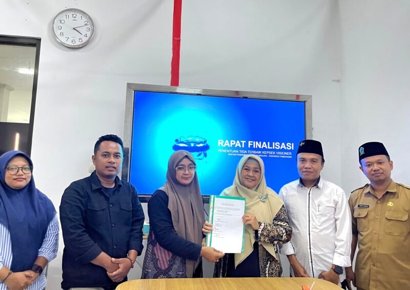 Ketum Tim Juri, Prof. Dr. Umi Supraptiningsih S.H., M.Hum menyerahkan hasil penilaian kepsek visioner kepada Direktur Klik Madura Sari Purwati di Kantor Disdikbud Pamekasan. (DOK. KLIKMADURA)