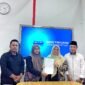 Ketum Tim Juri, Prof. Dr. Umi Supraptiningsih S.H., M.Hum menyerahkan hasil penilaian kepsek visioner kepada Direktur Klik Madura Sari Purwati di Kantor Disdikbud Pamekasan. (DOK. KLIKMADURA)