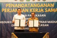 Kepala Kantor Imigrasi Klas II Non TPI Pamekasan, Ahmad Muttaqin bersama Kepala BKPSDM Pamekasan, Saudi Rahman menunjukkan berkas kerjasama. (KLIKMADURA)
