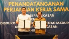 Kepala Kantor Imigrasi Klas II Non TPI Pamekasan, Ahmad Muttaqin bersama Kepala BKPSDM Pamekasan, Saudi Rahman menunjukkan berkas kerjasama. (KLIKMADURA)