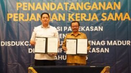 Kepala Kantor Imigrasi Klas II Non TPI Pamekasan, Ahmad Muttaqin bersama Kepala BKPSDM Pamekasan, Saudi Rahman menunjukkan berkas kerjasama. (KLIKMADURA)