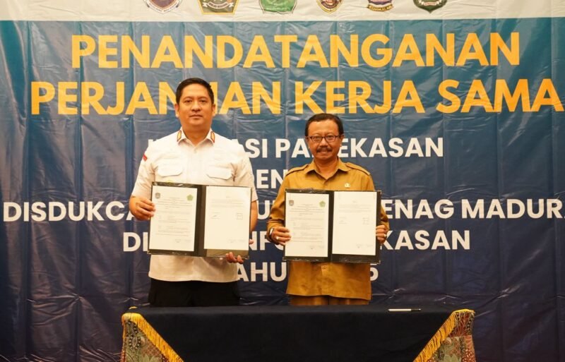 Kepala Kantor Imigrasi Klas II Non TPI Pamekasan, Ahmad Muttaqin bersama Kepala BKPSDM Pamekasan, Saudi Rahman menunjukkan berkas kerjasama. (KLIKMADURA)