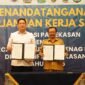 Kepala Kantor Imigrasi Klas II Non TPI Pamekasan, Ahmad Muttaqin bersama Kepala BKPSDM Pamekasan, Saudi Rahman menunjukkan berkas kerjasama. (KLIKMADURA)