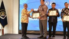 Kepala Kanwil Imigrasi Jawa Timur, Novianto Sulastono menyerahkan piagam penghargaan kepada Kepala Kantor Imigrasi Klas II Non TPI Pamekasan, Ahmad Muttaqin. (KLIKMADURA)