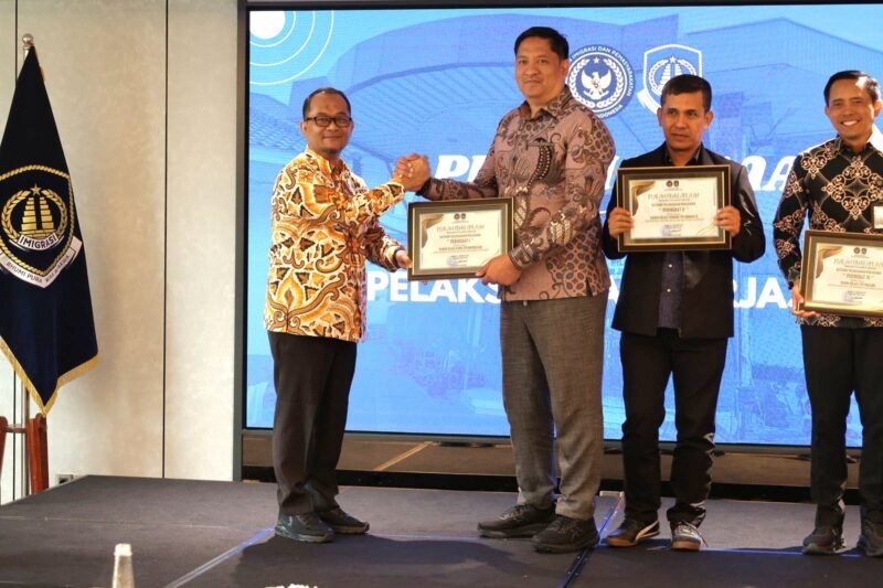 Kepala Kanwil Imigrasi Jawa Timur, Novianto Sulastono menyerahkan piagam penghargaan kepada Kepala Kantor Imigrasi Klas II Non TPI Pamekasan, Ahmad Muttaqin. (KLIKMADURA)