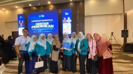 Srikandi PLN UP3 Madura foto bersama Dr. Elly Risman usai mengisi seminar nasional yang digelar Klik Madura di Ballroom Azana Style Pamekasan. (MOHAMMAD IQBALUL KHAVEI / KLIKMADURA)