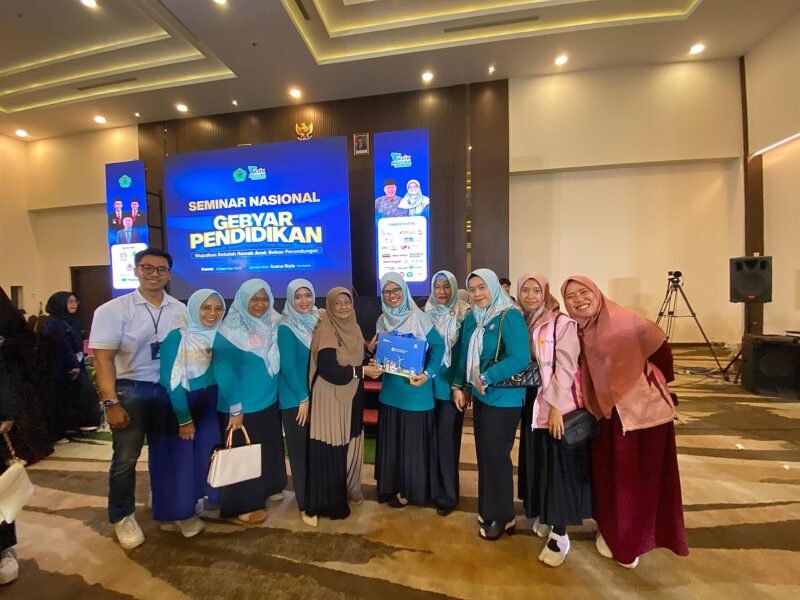 Srikandi PLN UP3 Madura foto bersama Dr. Elly Risman usai mengisi seminar nasional yang digelar Klik Madura di Ballroom Azana Style Pamekasan. (MOHAMMAD IQBALUL KHAVEI / KLIKMADURA)