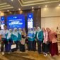 Srikandi PLN UP3 Madura foto bersama Dr. Elly Risman usai mengisi seminar nasional yang digelar Klik Madura di Ballroom Azana Style Pamekasan. (MOHAMMAD IQBALUL KHAVEI / KLIKMADURA)