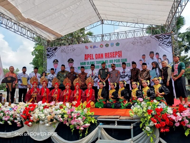 Ketua PGRI Pamekasan Jamil Foto Bersama Forkopimda di Apel dan Resepsi HUT ke-80 PGRI dan HGN 2025. (SYARIFATUL JANNAH/KLIK MADURA)