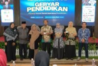 Perwakilan PT. Pegadaiaj Syariah Area Madura foto bersama para penanya yang beruntung mendapat hadian tabungan emas pada kegiatan Gebyar Pendidikan yang digelar di Ballroom Azana Style Pamekasan. (DOK. KLIKMADURA)