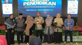 Perwakilan PT. Pegadaiaj Syariah Area Madura foto bersama para penanya yang beruntung mendapat hadian tabungan emas pada kegiatan Gebyar Pendidikan yang digelar di Ballroom Azana Style Pamekasan. (DOK. KLIKMADURA)