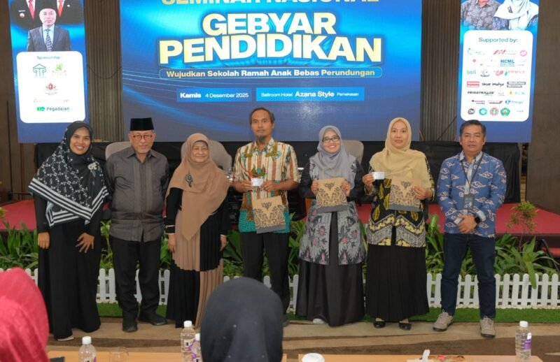 Perwakilan PT. Pegadaiaj Syariah Area Madura foto bersama para penanya yang beruntung mendapat hadian tabungan emas pada kegiatan Gebyar Pendidikan yang digelar di Ballroom Azana Style Pamekasan. (DOK. KLIKMADURA)